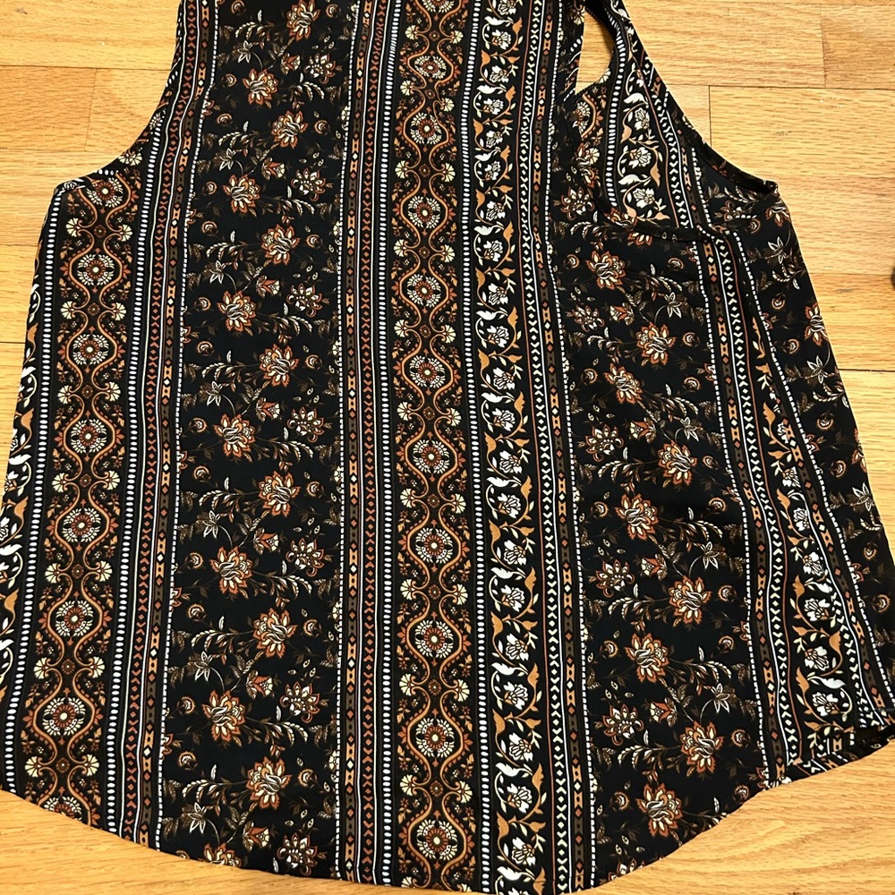 2 Pre-owned women’s tops. - Picture 7 of 7